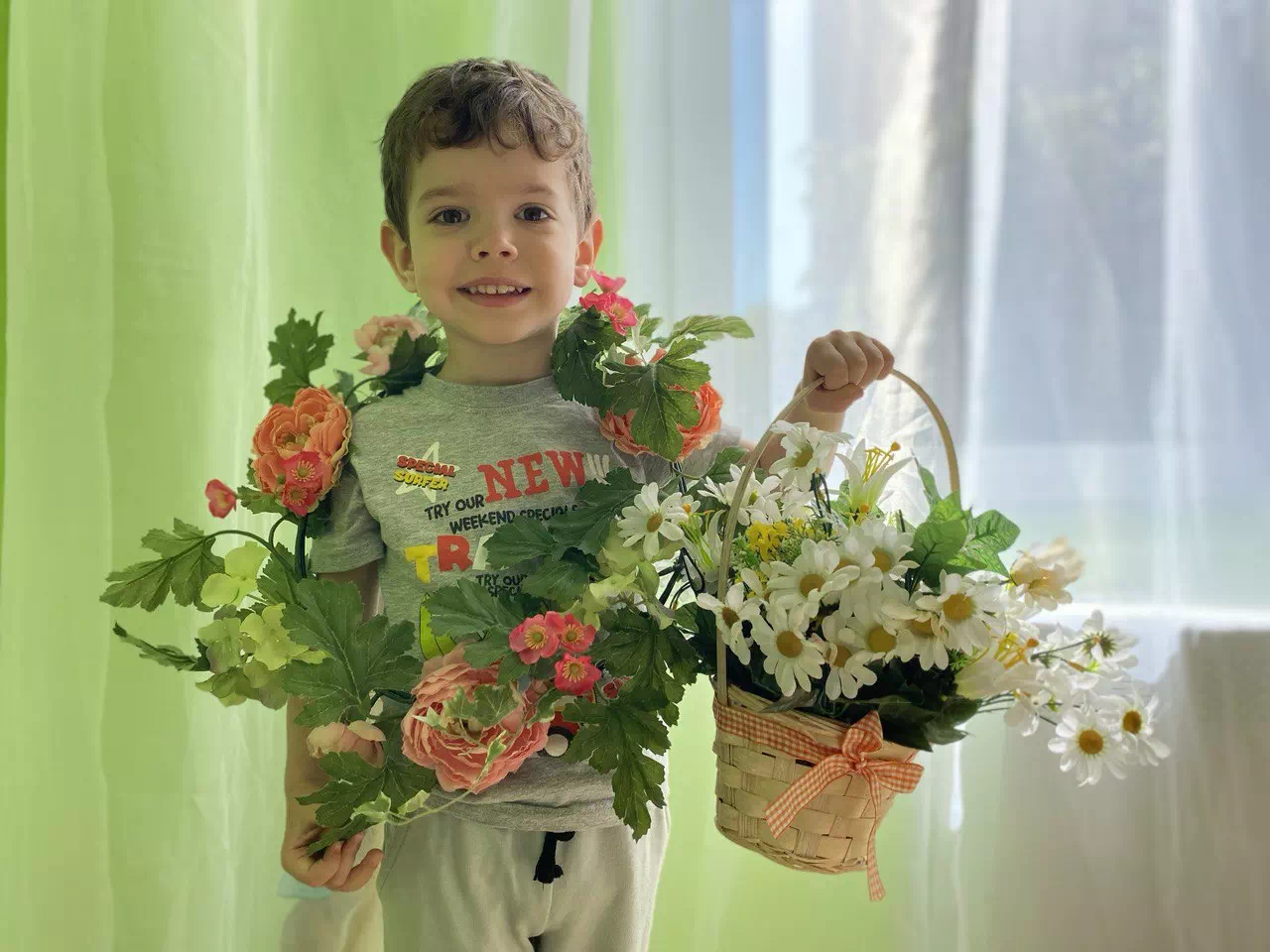 Мальчик позирует с цветами